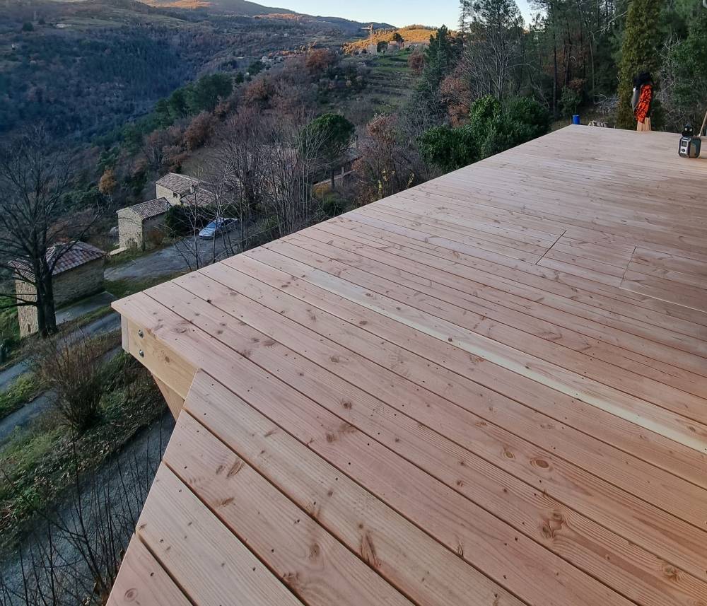 Terrasse bois - terrasse sur poteaux bois - sur pilotis - escalier bois - gluiras - 04