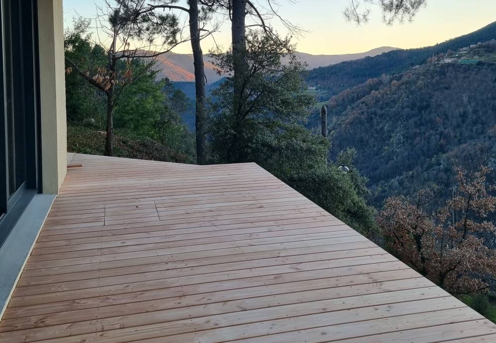 Terrasse bois - terrasse sur poteaux bois - sur pilotis - escalier bois - gluiras - 01